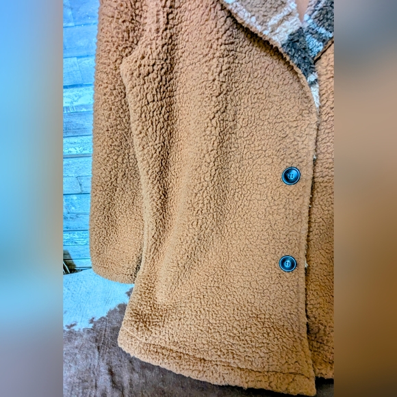 Sunshine & Rodeos Sherpa Teddy Jacket With Plaid Detailing - Picture 4 of 15